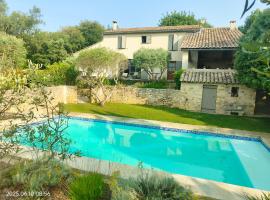 Suite parentale proche d' Uzès avec petit déjeuner，位于Arpaillargues-et-Aureillac的酒店