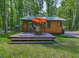 Cabin 600 to Manistee Lake Private Shared Access，位于卡尔卡斯卡的酒店