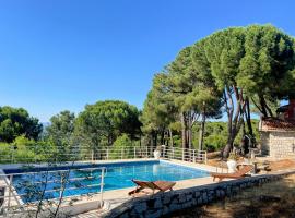 Casa Cadalso, Mirador de Gredos, Madrid，位于Cadalso de los Vidrios的酒店