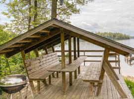 Nice Home In Rörvik With Wifi，位于Rörvik的酒店