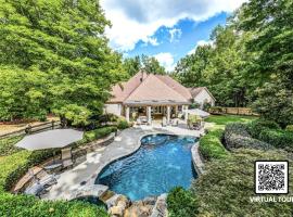 Impressive Luxurious Rental with Pool and Game Space in NC，位于夏洛特的酒店