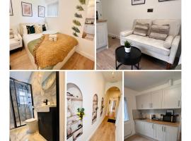 R3 - Newly Renovated Luxury Fully Self-Contained Studio with Private Bathroom and Kitchen，位于黑尔斯欧文的酒店