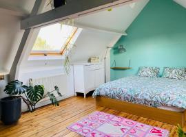 Ruime zolderkamer in herenhuis met dubbel bed，位于安特卫普的酒店