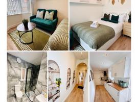 R2 - Luxury Private Room with Shared Bathroom and with its own Kitchenette in Halesowen，位于黑尔斯欧文的酒店