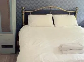 Jacuzzi City Guesthouse, about a 7 min walk to Racecourse and 10 mins to the City