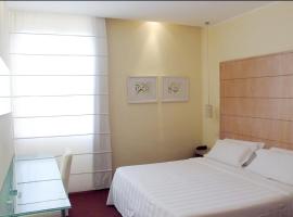 B&B HOTEL First，位于卡莱扎诺的酒店