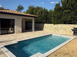 Maison avec piscine, jardin et terrasse - Blauzac，位于Blauzac的酒店