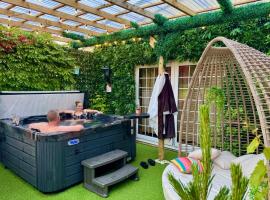 FINN VILLAGE - Loch Lomond Villa - THE JUNGLE ROOM with a PRIVATE HOT TUB，位于德里门的酒店