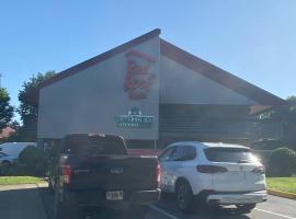 HomeTowne Studios by Red Roof Buffalo - Niagara Airport，位于威廉斯维尔的酒店