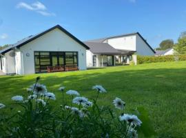 Father Peyton Centre, Ballina，位于Attymass的酒店