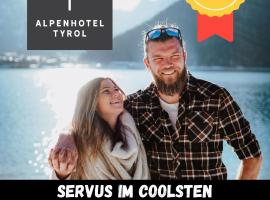 ALPENHOTEL TYROL - B&B - ADULTS ONLY - Alpines Lifestylehotel，位于佩尔蒂绍的带热水浴缸的酒店