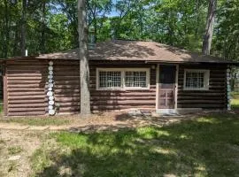The Hideout - Cute and Quiet Rustic Cabin!