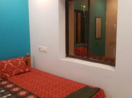 JMS Temple Guest House，位于Thirunallar的酒店