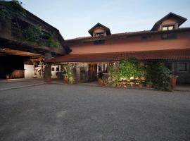 Green Escape garni hotel，位于波斯托伊纳的酒店
