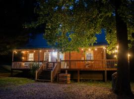 Secluded Creekside Cabin Hot Tub and Fire Pit，位于科斯比的酒店