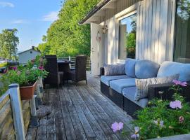 Charming 2-Bedroom Cabin in Båstad，位于巴斯塔德的酒店