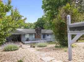 5 BR lakefront home with swim dock bunk room High Speed WiFi，位于Shell Knob的酒店