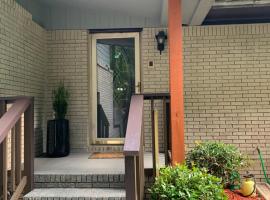 Family Circle in Embry Hills，位于亚特兰大的酒店