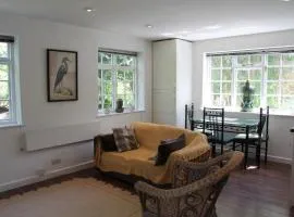 Woodlands Cozy Cottage in Gerrards Cross Sleeps 2