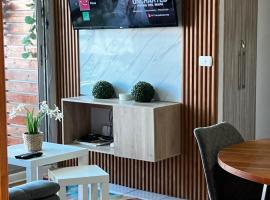 Departamento céntrico al costado de carretera 5 , aire acondicionado 9000 btu , estufa, wifi , parking privado，位于兰卡瓜的酒店