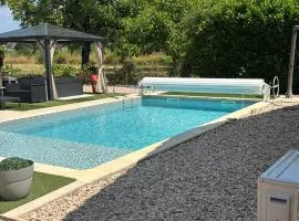 Jolie Villa indépendante climatisée 3 chambres tout confort 6 couchages, piscine chauffée 4 X 8 disponible selon météo de Mai à fin Septembre, Jacuzzi 4 places, boulodrome éclairé, ping-pong, wifi, proche commerces Animaux domestiques sur demande