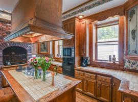 Walk to Lawrenceburg Square Home for Large Groups，位于Lawrenceburg的酒店