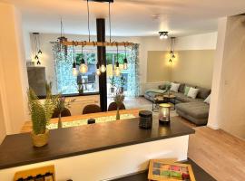 Haus am Wald mit Whirlpool, Garten, Kamin und voll ausgestatteter Küche，位于施托尔贝格的酒店