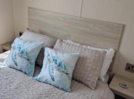 3 bed Sleeps 8 Wifi and Linen inc，位于Corton的酒店