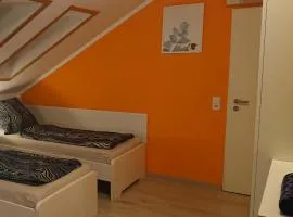 3-Bettzimmer mit Gemeinschaftsküche und je 2 Duschräumen und 2 Toiletten