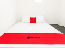 RedDoorz Yasmine near Taman Dayu，位于Jetak的酒店