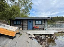 Seaside Cabin with Private Sauna，位于Ornö的酒店
