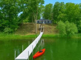 New! Private Lakefront Retreat 3BR 2BA Game Room