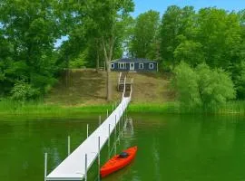 New! Private Lakefront Retreat 3BR 2BA Game Room