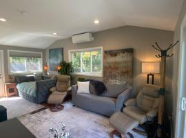 Cozy en suite with high ceilings，位于弗雷明翰的酒店