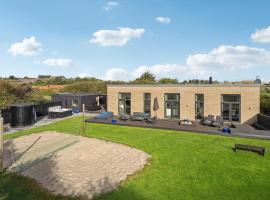 Gorgeous Home In Ringkøbing With Wifi，位于灵克宾的酒店