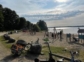 Cozy tow bed rooms apartment Älmhult mocklen lake，位于Herräng的酒店