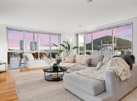 Two-Story Penthouse Apartment，位于戈斯福德的酒店