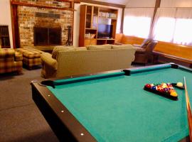 Front Lodge at Rainier Lodge, 1 min drive to Mt Rainier entrance，位于阿什福德的露营地