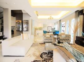 A Chic 4BR Oasis with Gazebo Your Dream Getaway，位于蕉赖的酒店