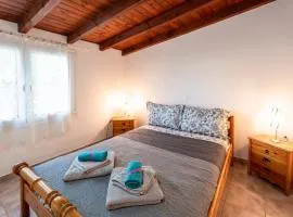 Cozy Beachfront Cottage with Sea Loungers & Outdoor Shower near Eretria