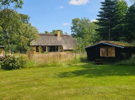 Astrup Vig Hideaway, Thatched Cottage with Shelter & Serenity，位于Roslev的酒店