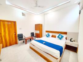 RAM JANAMBHOOMI H0TEL ! R-a-m - K-r-i-sh-na - Palace Near 900m from Ram Temple - Shri Hanuman Garhi Mandir - All Room Fully Air Conditioning Rooms - Free Wifi - and Parking - Best Premium Hotel，位于Ayodhya的酒店
