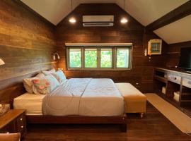 206 Wan Warn, 3 wooden houses in Kaeng Krachan Forest，位于Ban Khao Dok Mai的木屋