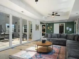 Spacious Oasis, Rooftop Views , Hot Tub, Sleeps 34