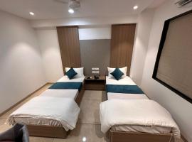 Hotel Royal Bloom，位于苏拉特的酒店