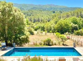 Villa de charme piscine vue panoramique Sainte-Victoire proche lac et Aix centre，位于Vauvenargues的酒店