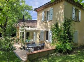 Charmant cottage en pierre dans un parc arboré，位于孔东的酒店