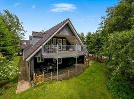 Large Holiday Home With Large Outdoor Wilderness Bath And Activity Room, Only 500 Meters From Stauning Harbor，位于斯凯恩的酒店