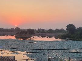 Lakeside Hostel & Homestay，位于克久拉霍的自助式住宿