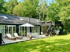 Wooden House With Animals And Kayaks Near Aalborg，位于奥尔堡的酒店